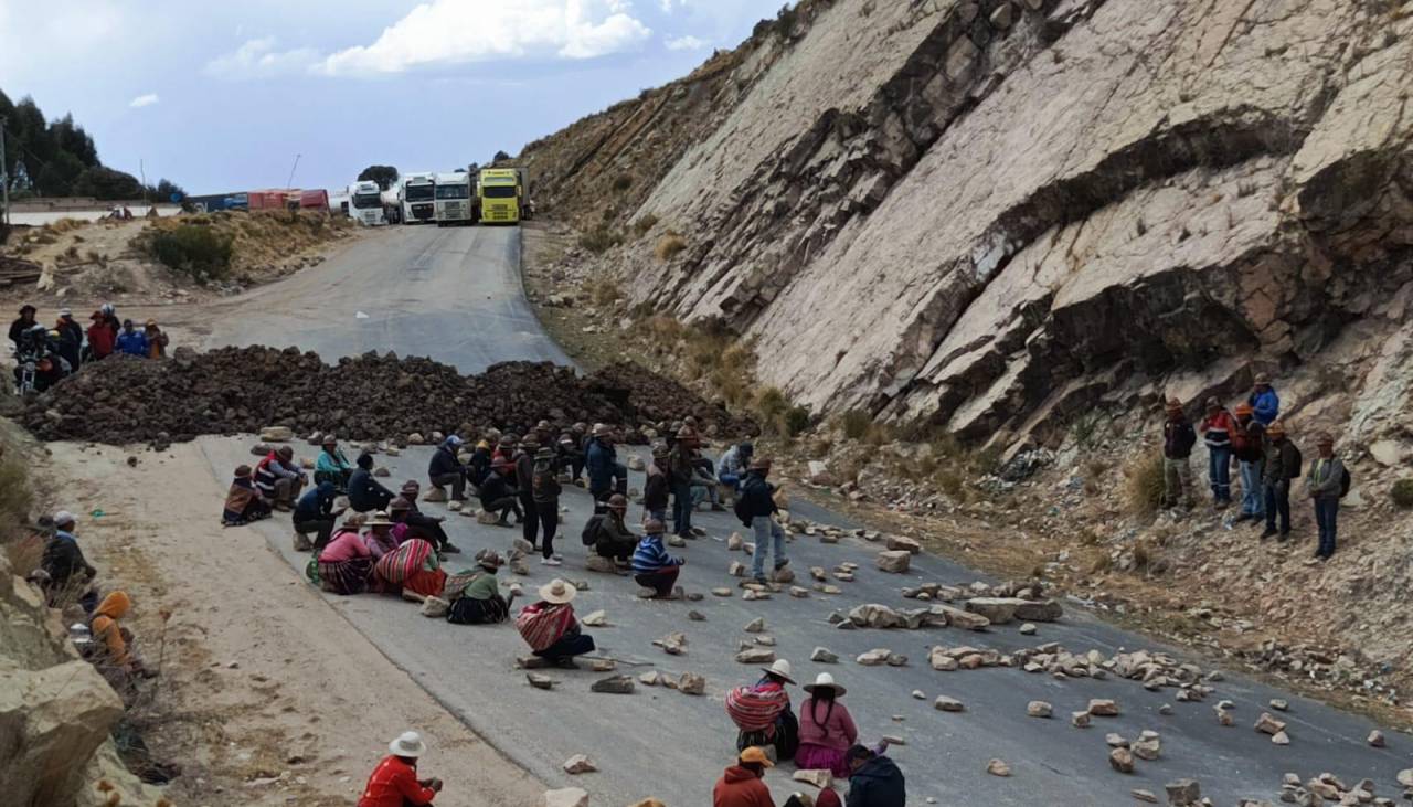 Choferes amenazan con desbloquear carreteras: “Si la Policía no lo hace, nosotros lo haremos”