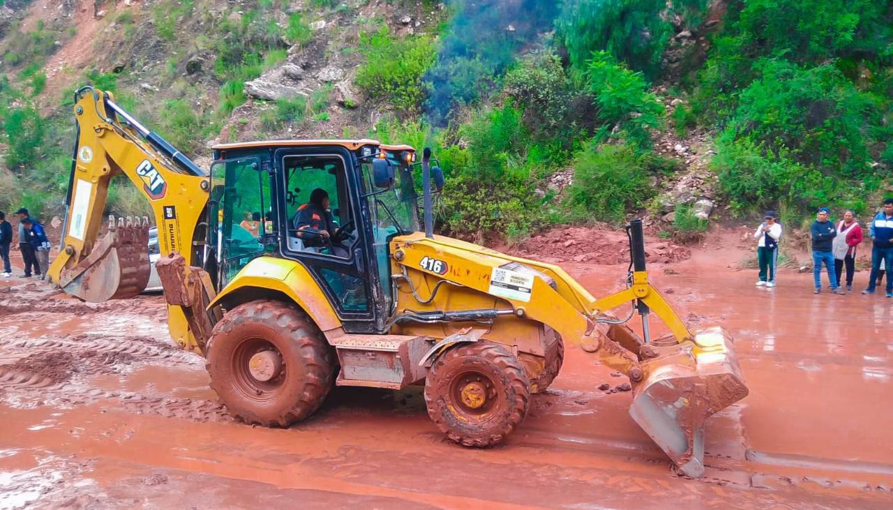 Tras trabajos, habilitan un carril para que vehículos que salieron del occidente lleguen a Cochabamba
