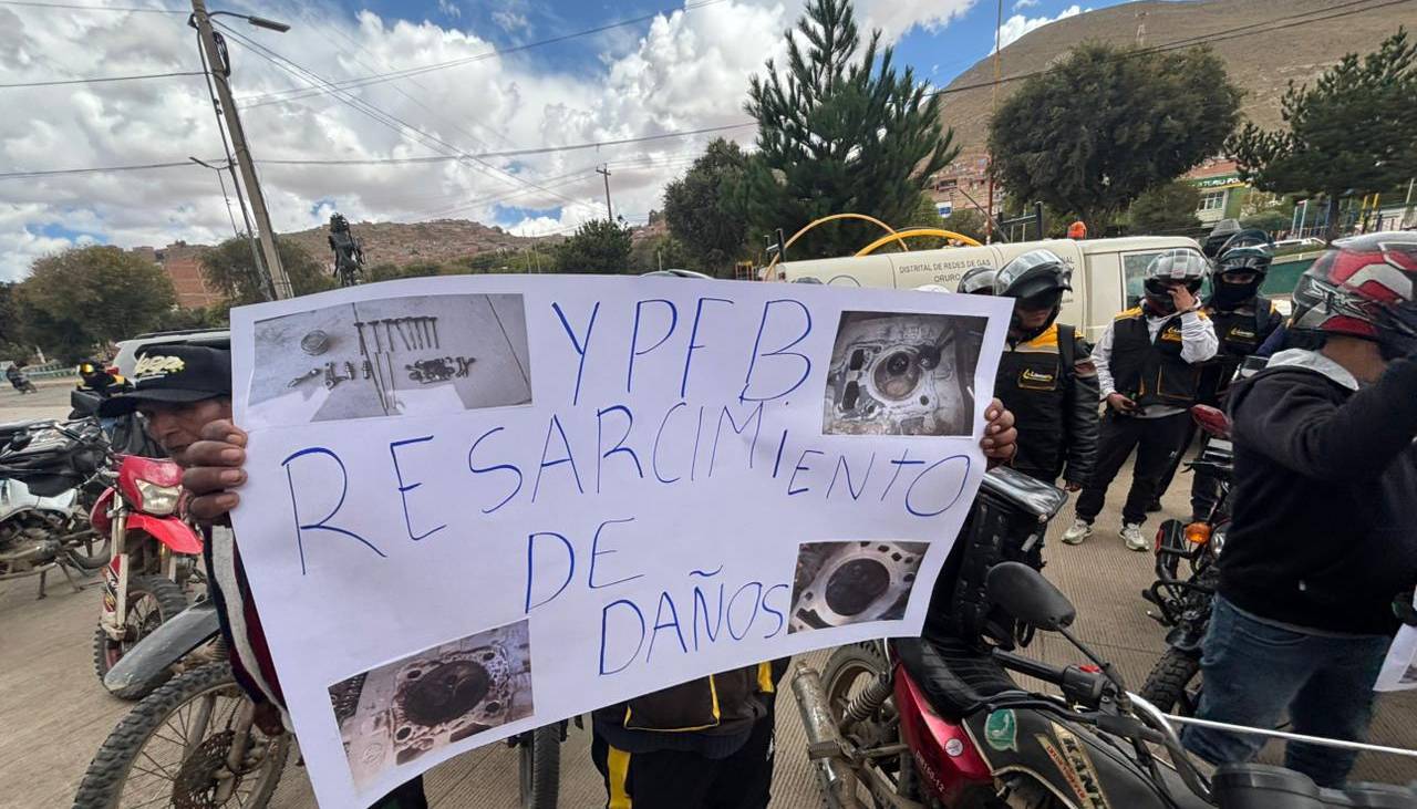 Gobierno y choferes inspeccionan los tanques de YPFB en medio del paro en Oruro