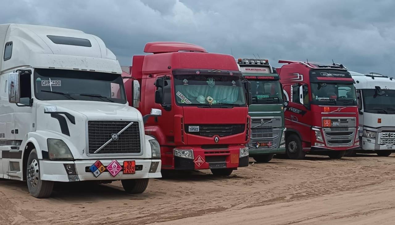 Choferes de cisternas dicen que no les dejan descargar combustible en Palmasola; YPFB dice que todo es regular 