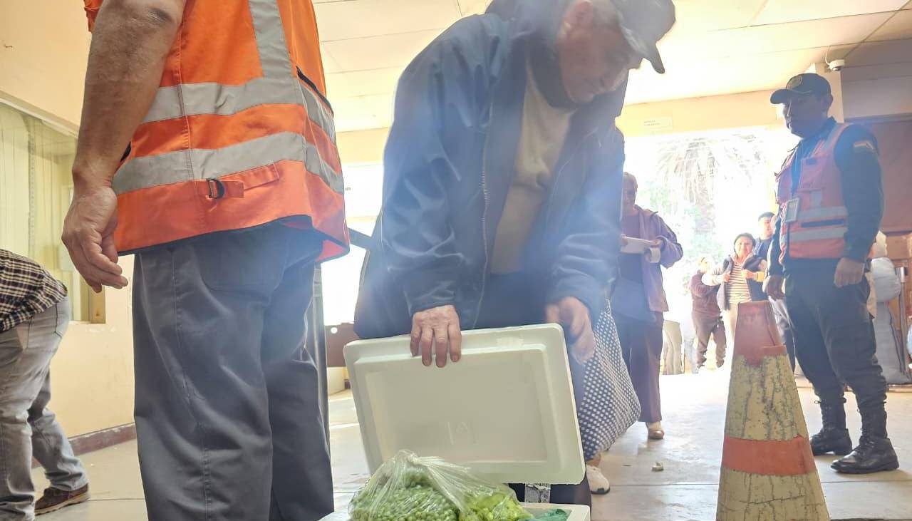 “Estoy enviando verduras para que al menos se hagan sopita”: personas envían alimentos vía aérea a sus familiares en La Paz