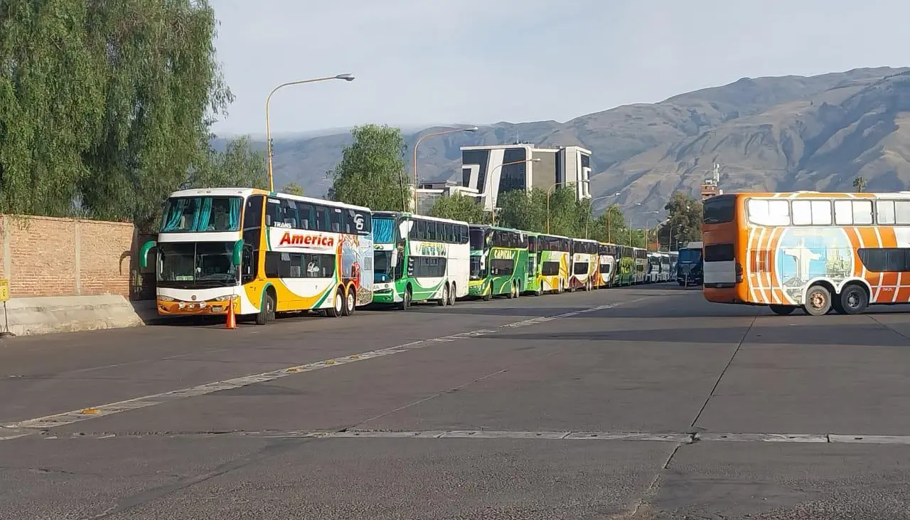 Terminal de Cochabamba retoma sus actividades, pero con una cantidad reducida de buses debido a la escases de diésel