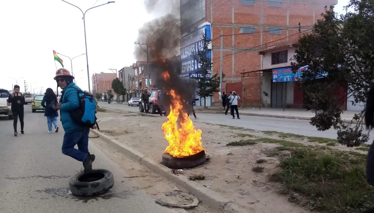 La Paz: Choferes asalariados bloquean el ingreso a la planta de Senkata y la carretera a Oruro exigiendo nivelación de sueldos