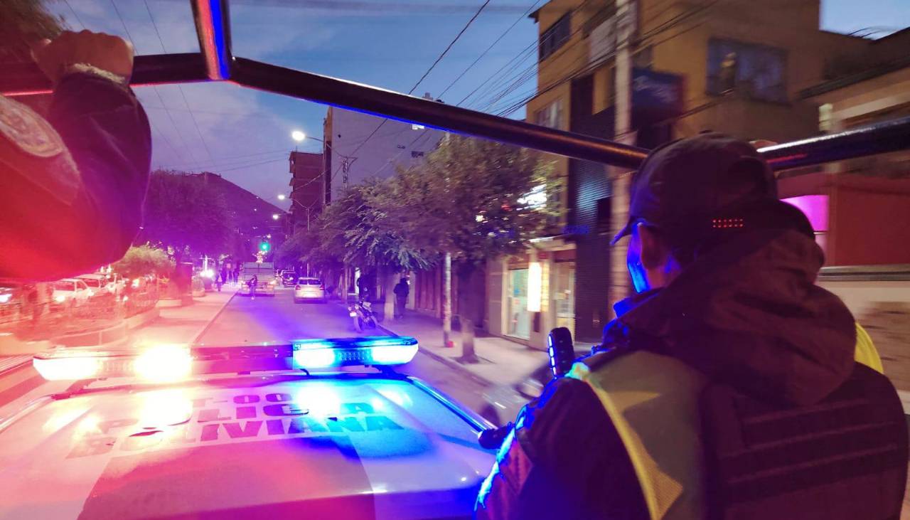 ‘Chuteros’ atacan módulos policiales, destrozan patrullas y queman el vehículo de un oficial en Potosí