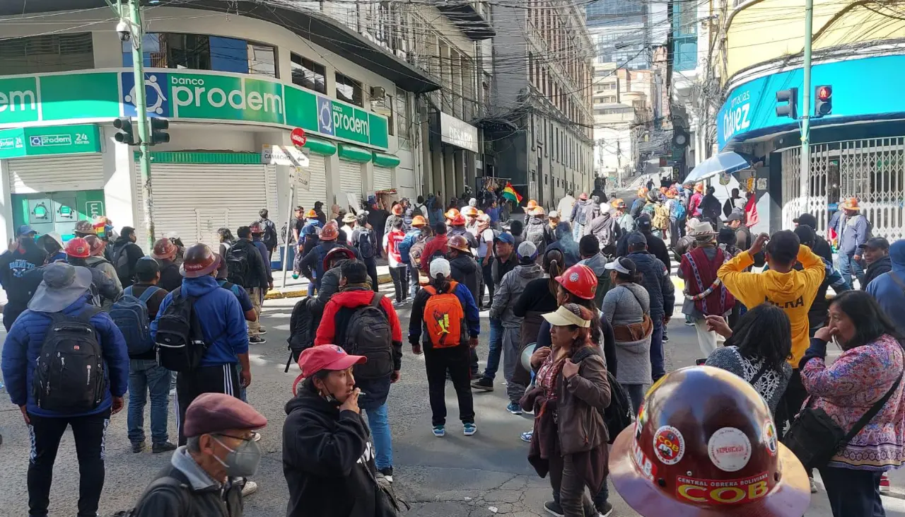 Liberan a tres mujeres aprehendidas durante los enfrentamientos de la COB con la Policía