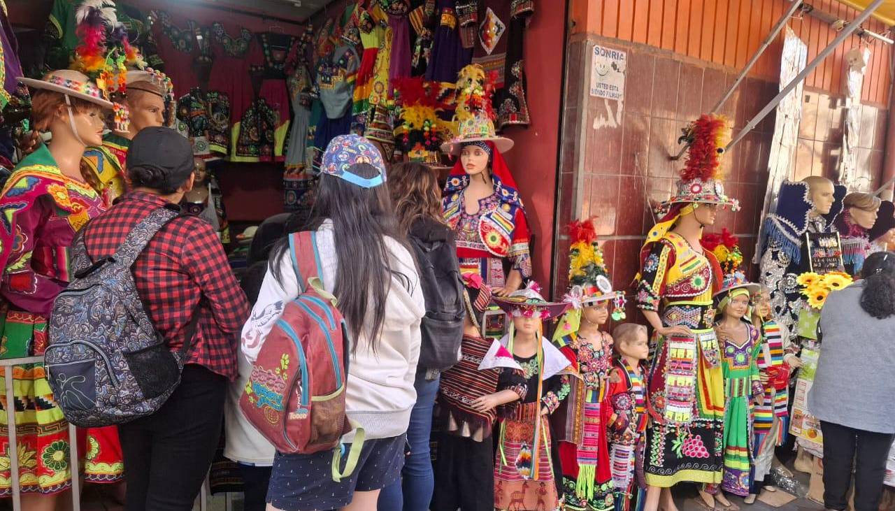 Artesanos de La Paz reportan alza en el flete de trajes folclóricos por el incremento del dólar y el diésel 