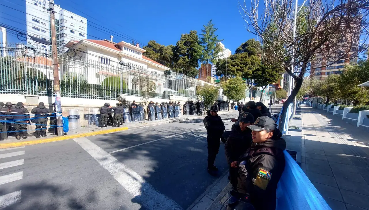 Cuatro de los 10 frentes avanzan en el registro digital de sus candidaturas; la Policía mantiene custodia del TSE