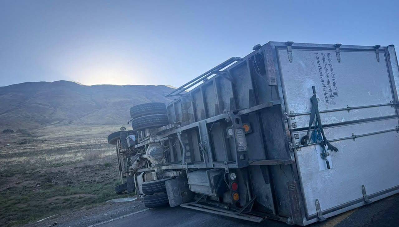 Camión queda volcado en plena vía de la ruta Oruro-Challapata; piden circular con precaución