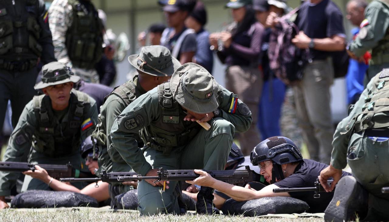 Venezuela: Maduro llevará militares a los barrios para entrenar a la población