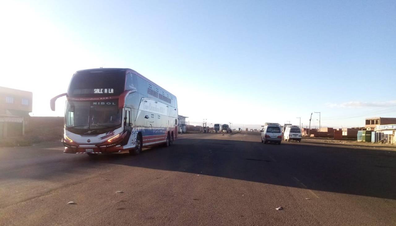 Suspenden algunas salidas en la terminal de La Paz ante la amenaza de bloqueos 
