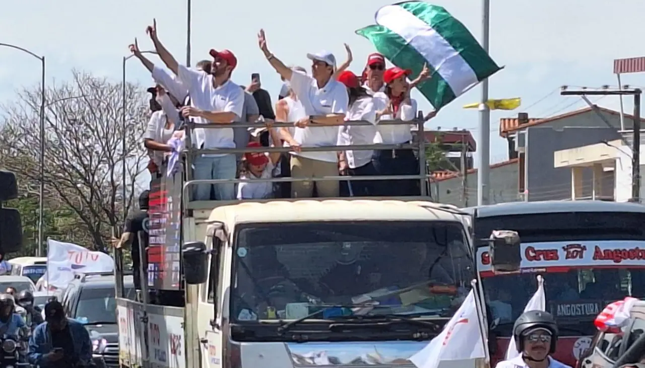 Tuto lidera caravana para reforzar su campaña en municipios cruceños