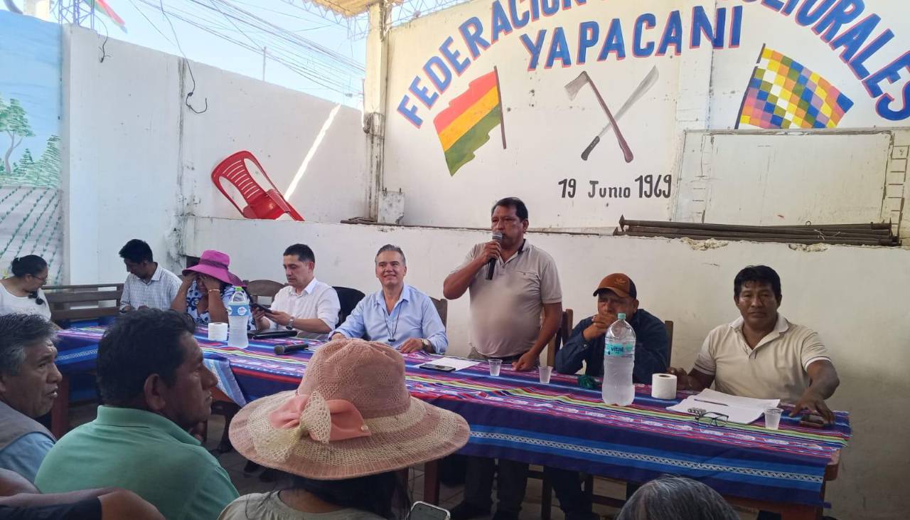 Gobierno llega a Yapacaní e instala diálogo con campesinos en busca de desactivar el bloqueo