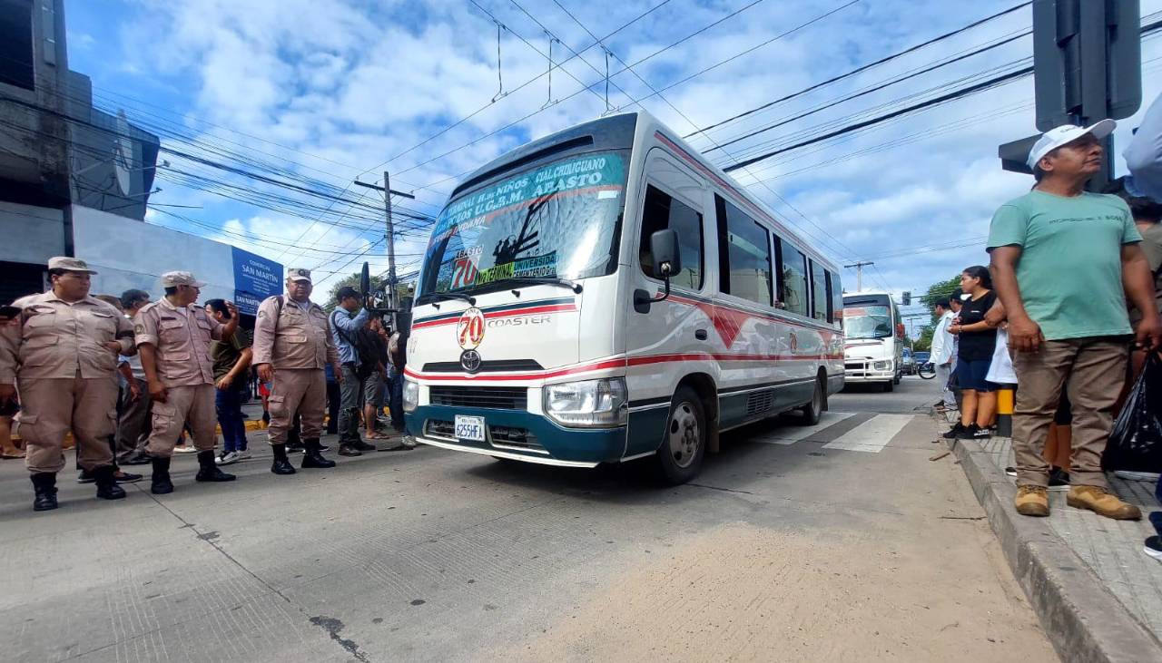 El pasaje sube a Bs 2,30 en Santa Cruz, anunció Jhonny Fernández; micreros responden que evaluarán levantar el paro 