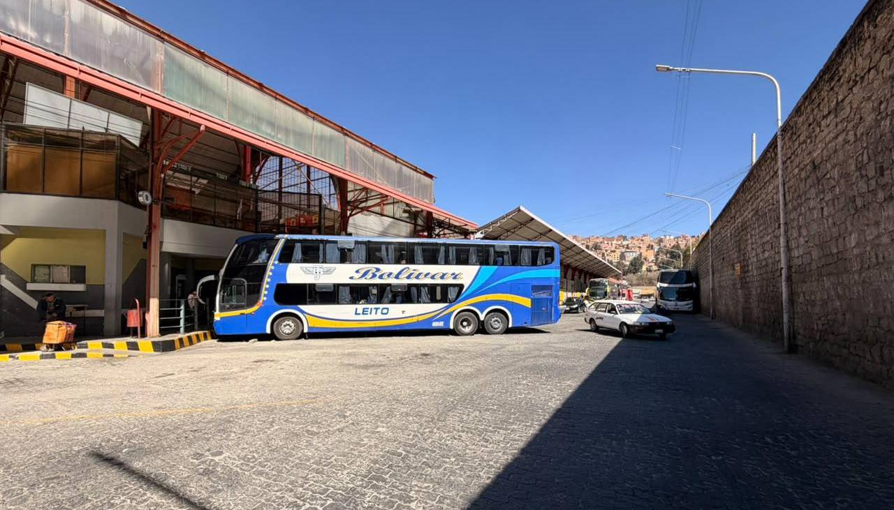 Alta afluencia de viajeros y pocos buses habilitados, así afecta la situación del diésel a empresas y pasajeros en La Paz