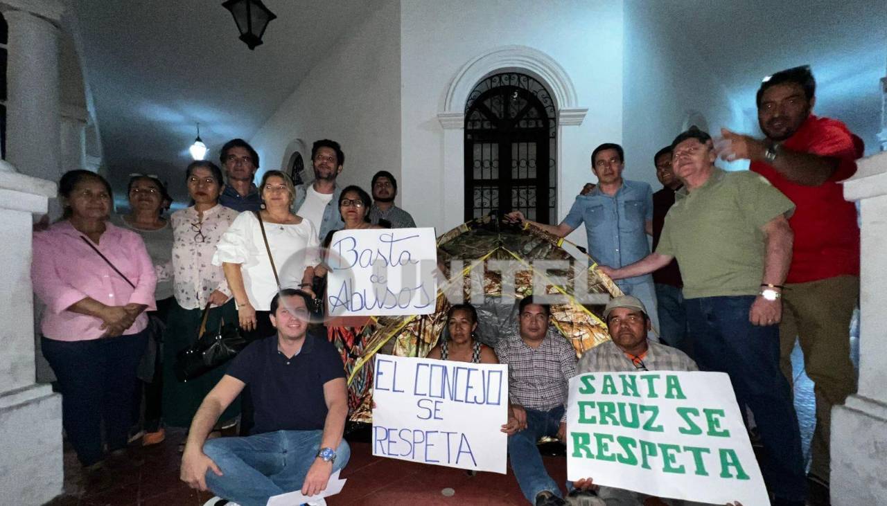 Persiste la vigilia en el Concejo de Santa Cruz por el conflicto en la directiva; ante la postura de UCS, Alberti anuncia demanda 