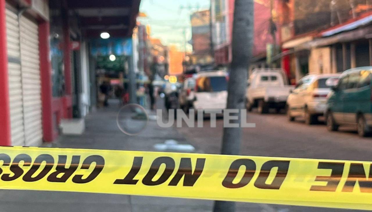 Hallan a un hombre sin vida en una calle del centro cruceño; tiene heridas de arma blanca