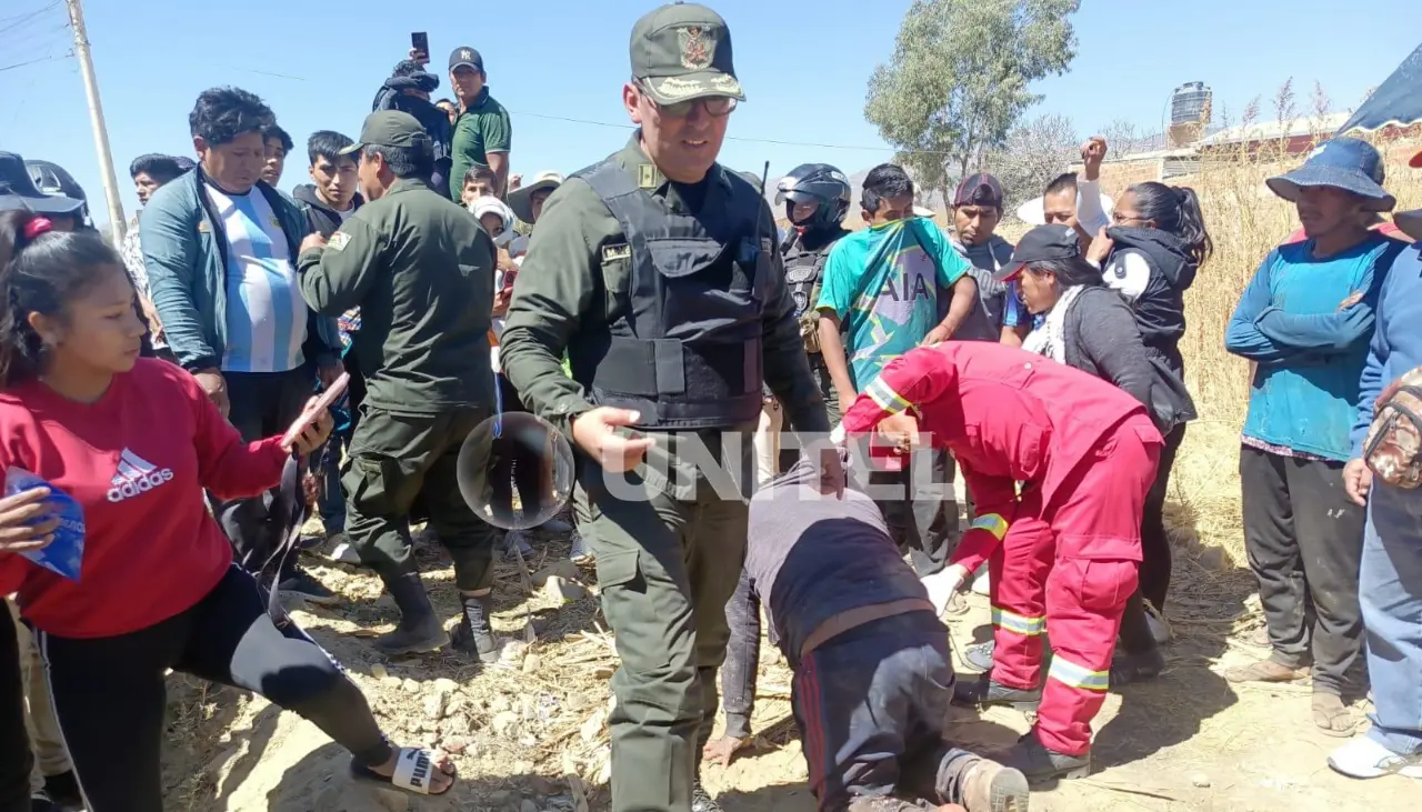 Acusados de robo fueron sorprendidos con un arma y herramientas, vecinos intentaron lincharlos