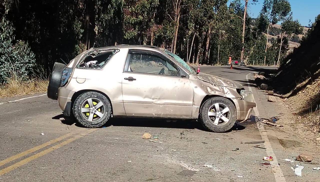 Dos heridos tras el vuelque de un vehículo en la ruta antigua Cochabamba – Santa Cruz