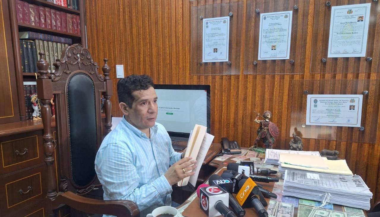 Caso malversación de fondos: Abogado de Jhonny dice recursos “fueron derivados a salud, aguinaldo y otras secretarías”
