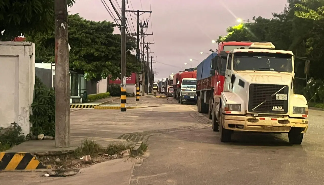 Santa Cruz: Vuelven las filas y choferes denuncian falta de diésel en surtidores