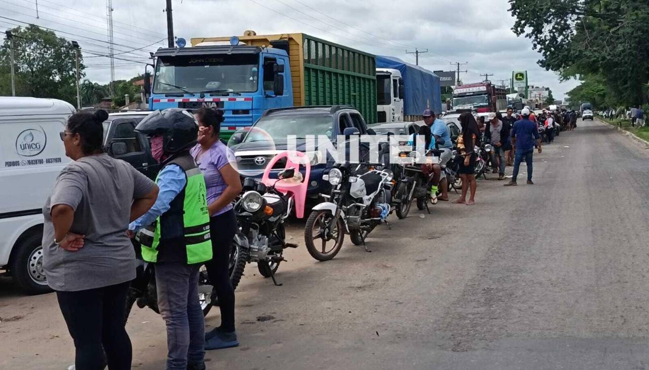 Filas kilométricas por combustible en Warnes y Montero, conductores afirman que esperan hasta 3 días para cargar