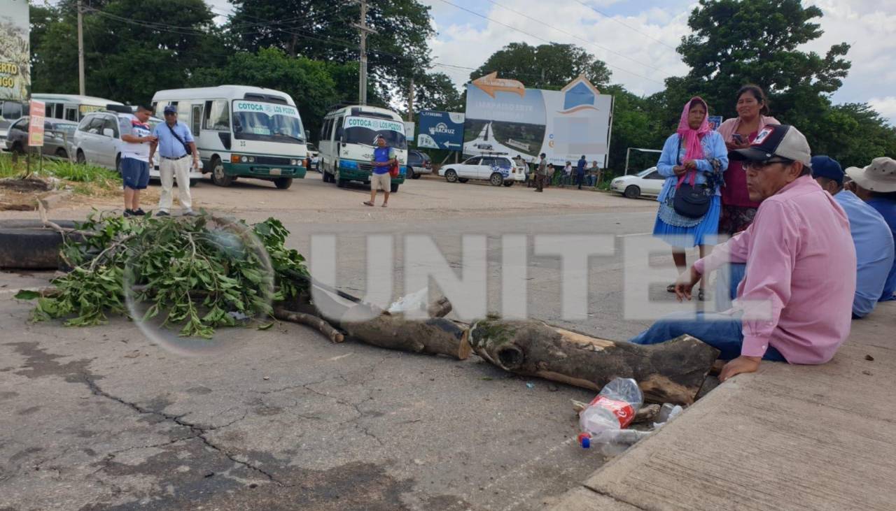 Transportistas de Cotoca bloquean la carretera Santa Cruz- Beni para exigir incremento del pasaje