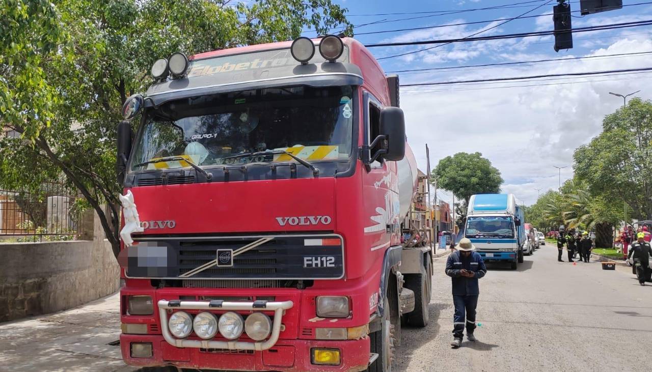 Video: Camión atropella a una mujer en Cochabamba; una niña sobrevivió