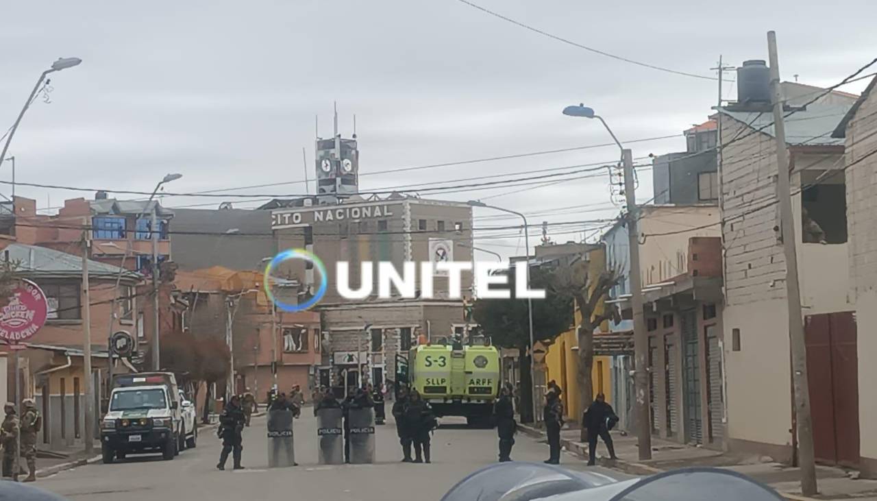 Un camión lanza espuma llega a la zona cero de las explosiones en Viacha para neutralizar posibles riesgos