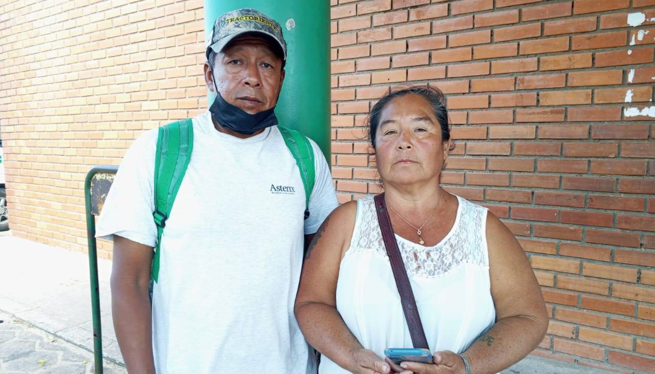 Ya le extrajeron las balas de la cabeza a la joven atacada por su expareja, pero sigue en terapia intensiva, revela su madre