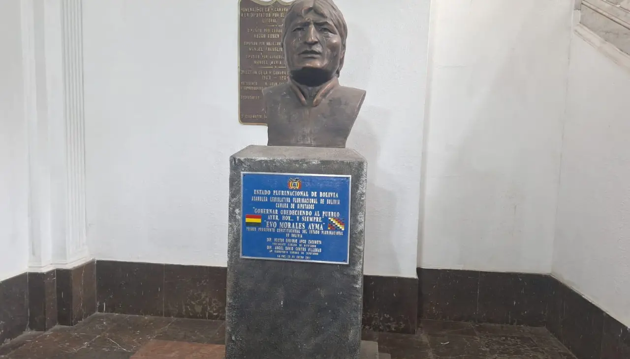 Retiran busto de Evo Morales del Legislativo para evitar “culto a la personalidad”