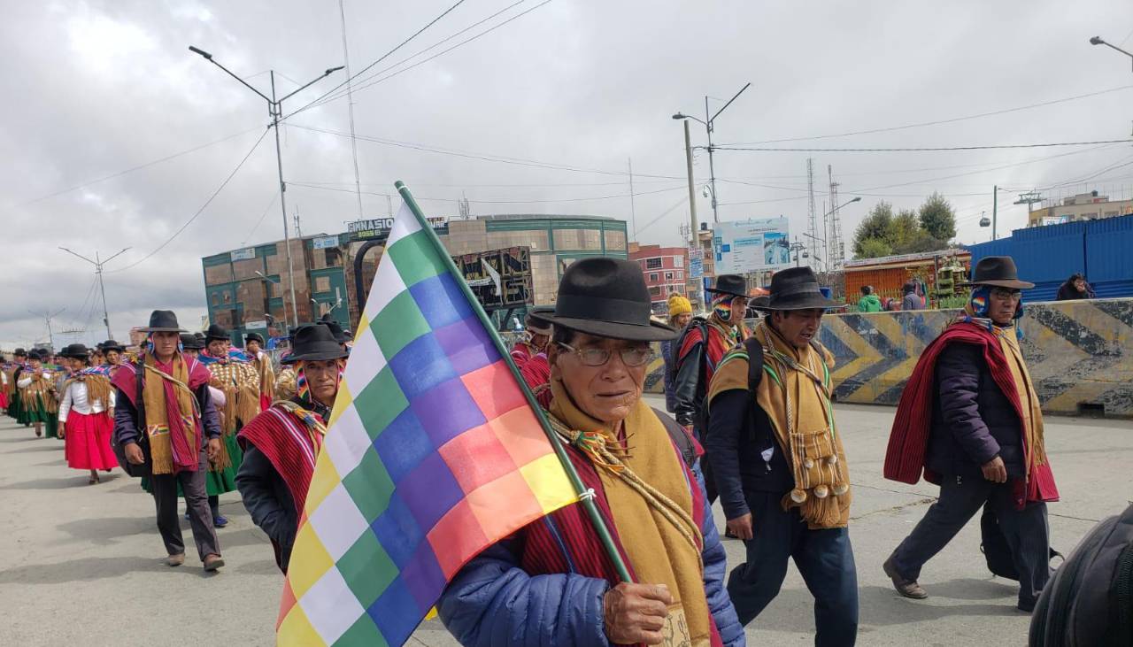 Ponchos Rojos contrarios al Gobierno marchan en La Paz para “cercar” la plaza Murillo