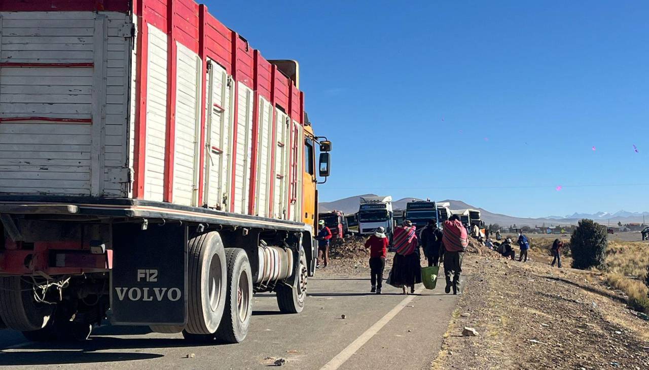 Bloqueo de la vía La Paz - Oruro: Alcalde de Caracollo convoca a bloqueadores a conformar una comisión 