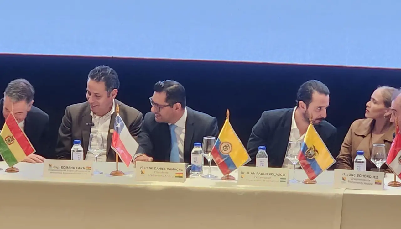 Lara y Velasco participan de la inauguración de sesiones del Parlamento Andino en Santa Cruz