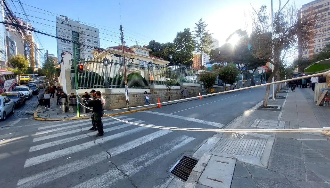 Anuncian cierre de la plaza Abaroa “por fumigación y desratización”, a horas de la llegada de la marcha evista al TSE