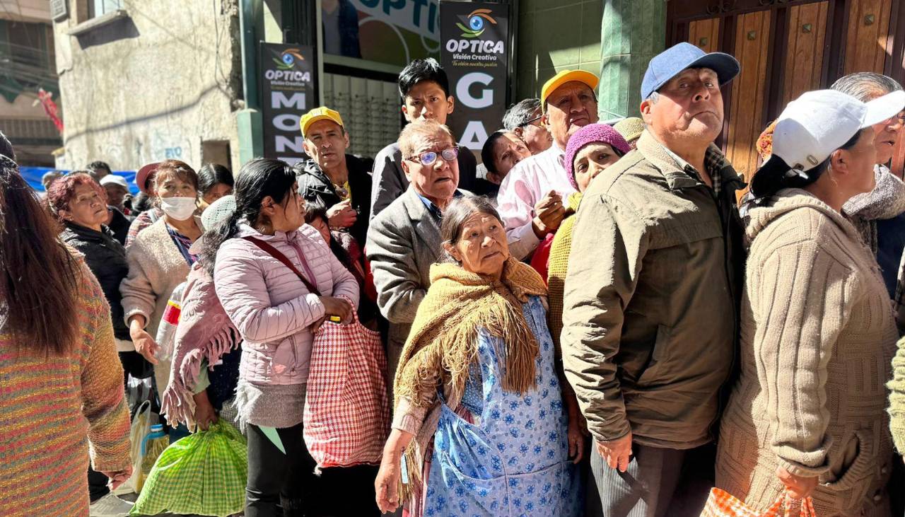 Empujones y desesperación por la compra de aceite en La Paz; vendedores dicen que la cantidad es limitada