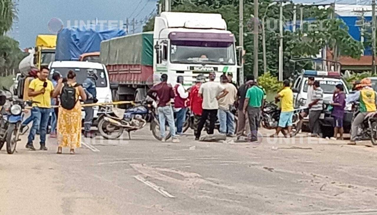 Bloqueo indefinido en Warnes: Mototaxistas instalaron la medida de presión por la falta de combustible