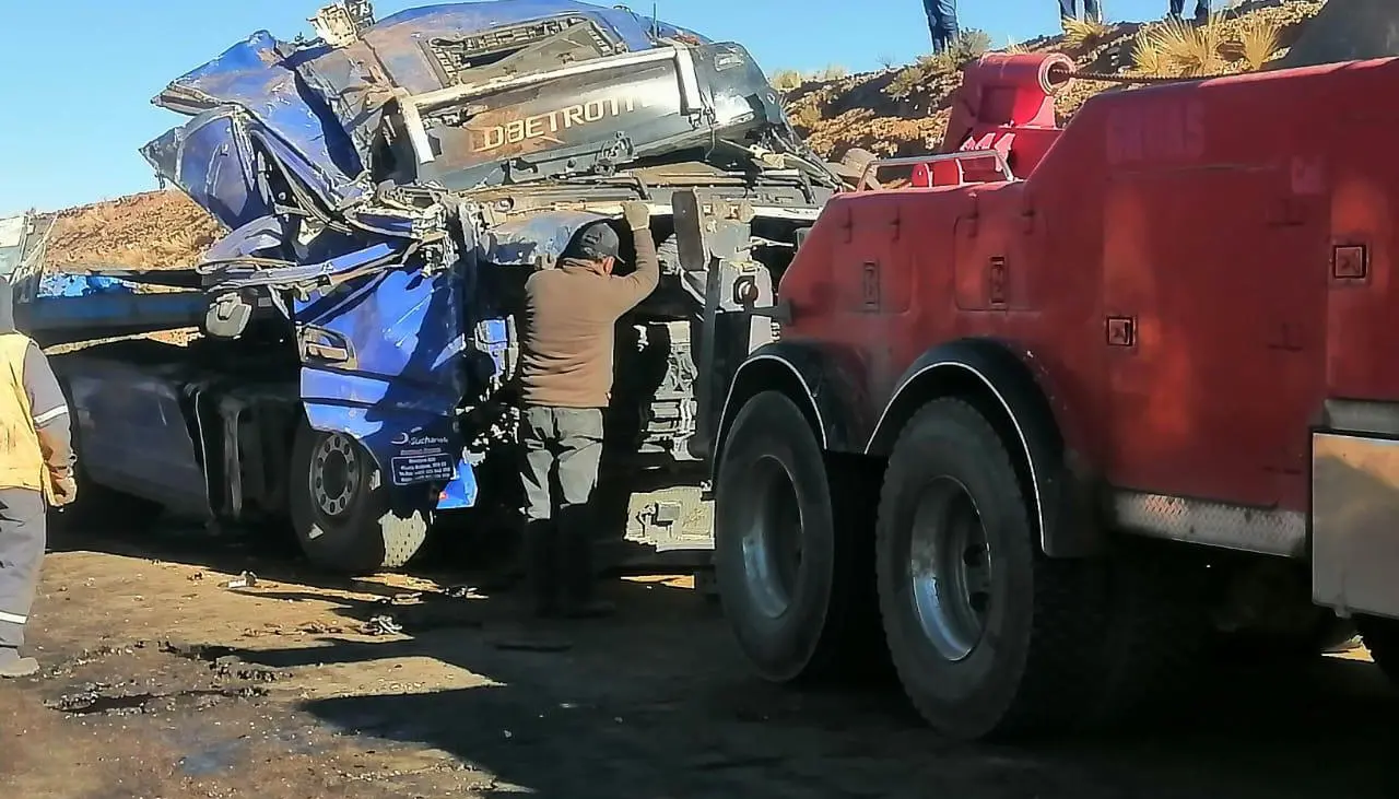 Camión con 1.600 cajas de cerveza se vuelca en la carretera La Paz-Oruro, reporta la Policía 
