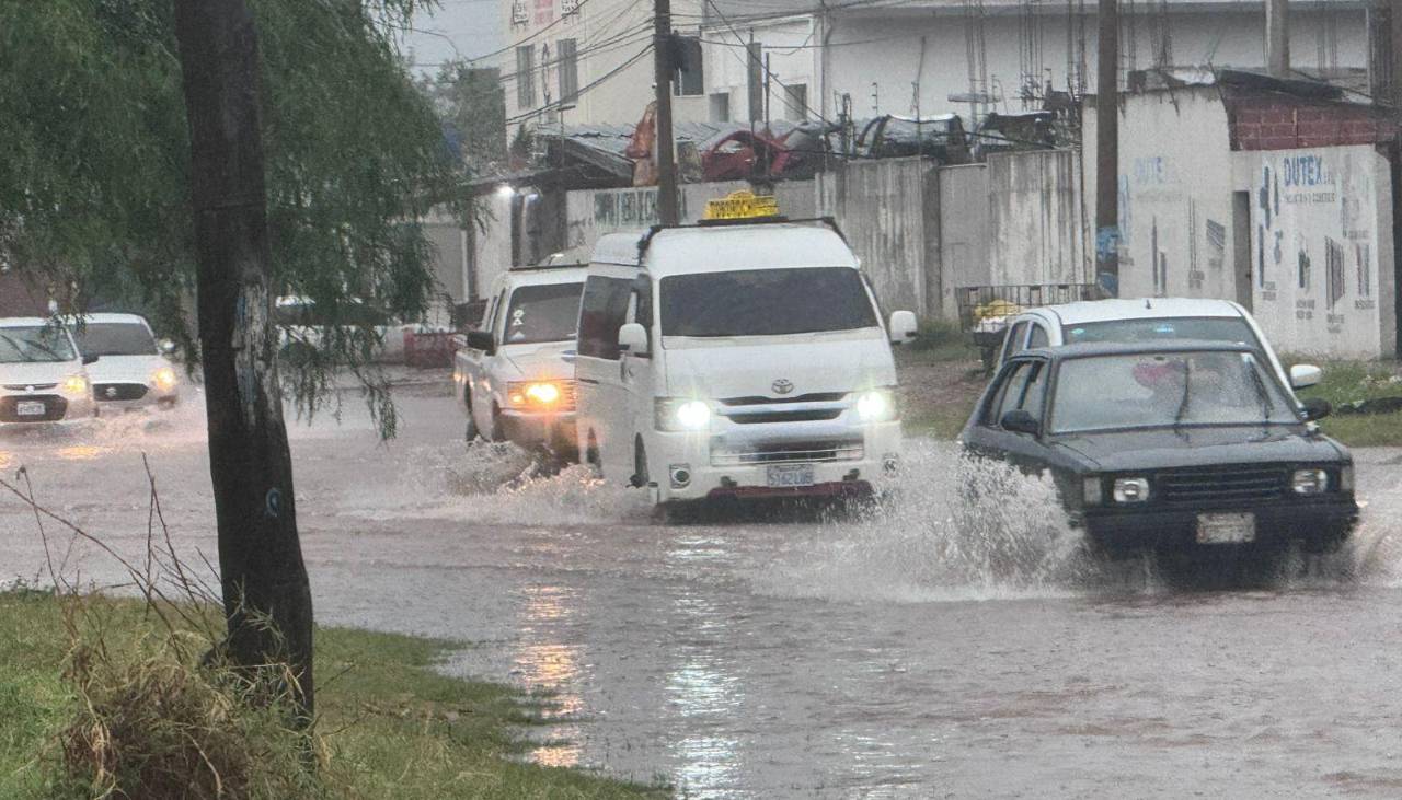La semana arranca con una intensa lluvia y un frente frío en Santa Cruz