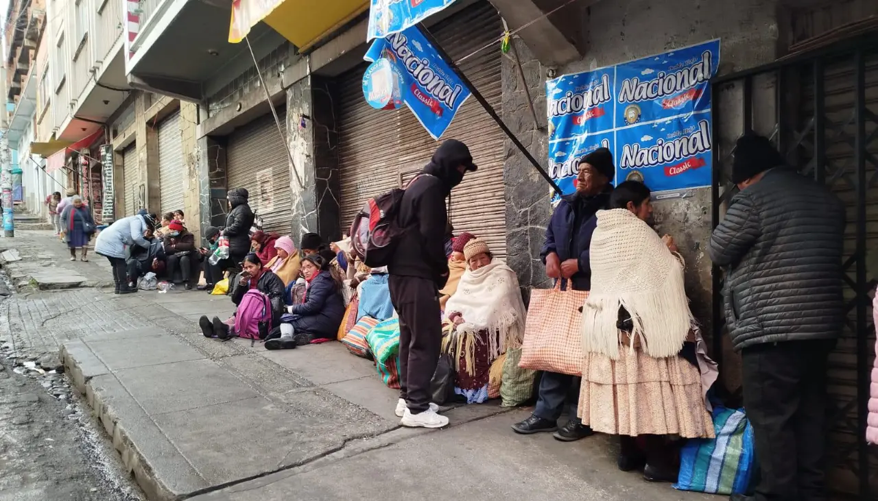 “Hacemos fila solo por un litro de aceite”: Familias dicen que tienen que madrugar en busca del producto en mercados 