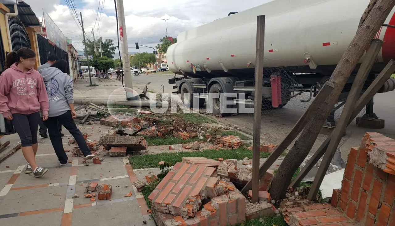 Carro cisterna pierde el control, se sube a la acera e impacta contra un poste y una jardinera