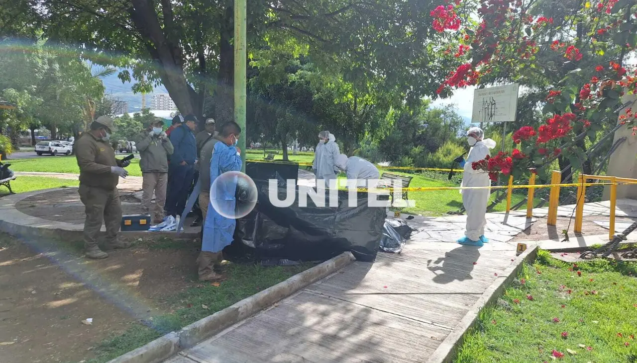 Hallan a un hombre muerto a un costado de una avenida en Cochabamba; tenía lesiones en la cabeza