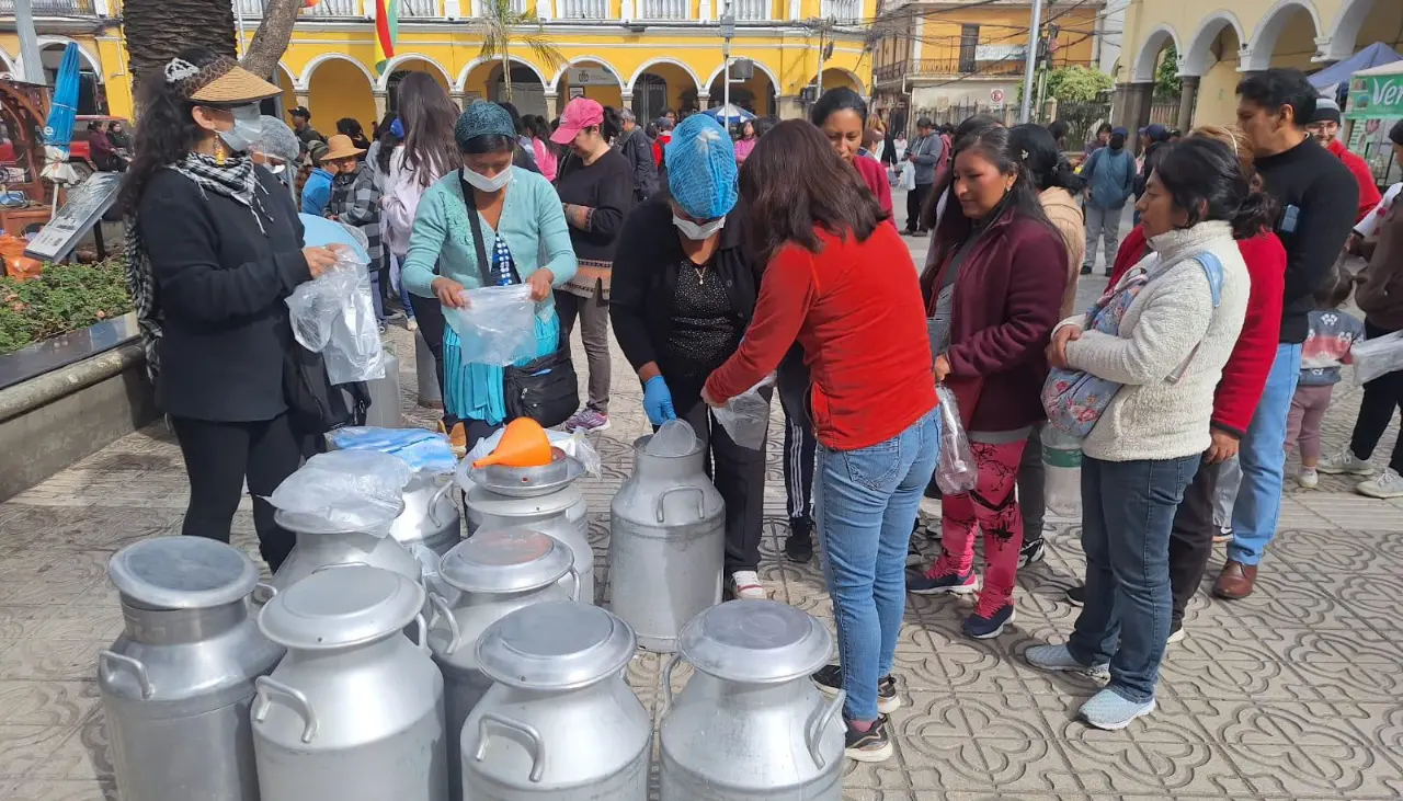 Lecheros de Cochabamba venden su producto directo al consumidor en la plaza 14 de Septiembre