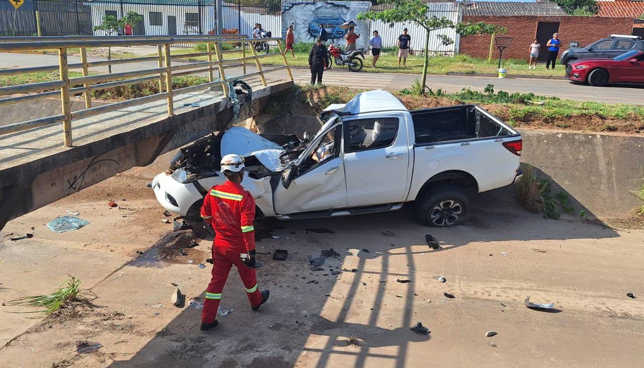 Accidente con muerte: Sale a la luz video del momento en el que una conductora impacta su camioneta contra un puente