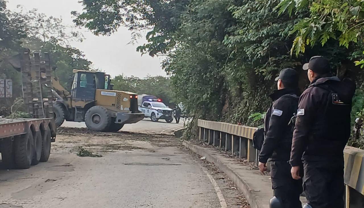 “Sin enfrentamientos”, Policía desbloquea la ruta La Paz – Caranavi en los Yungas