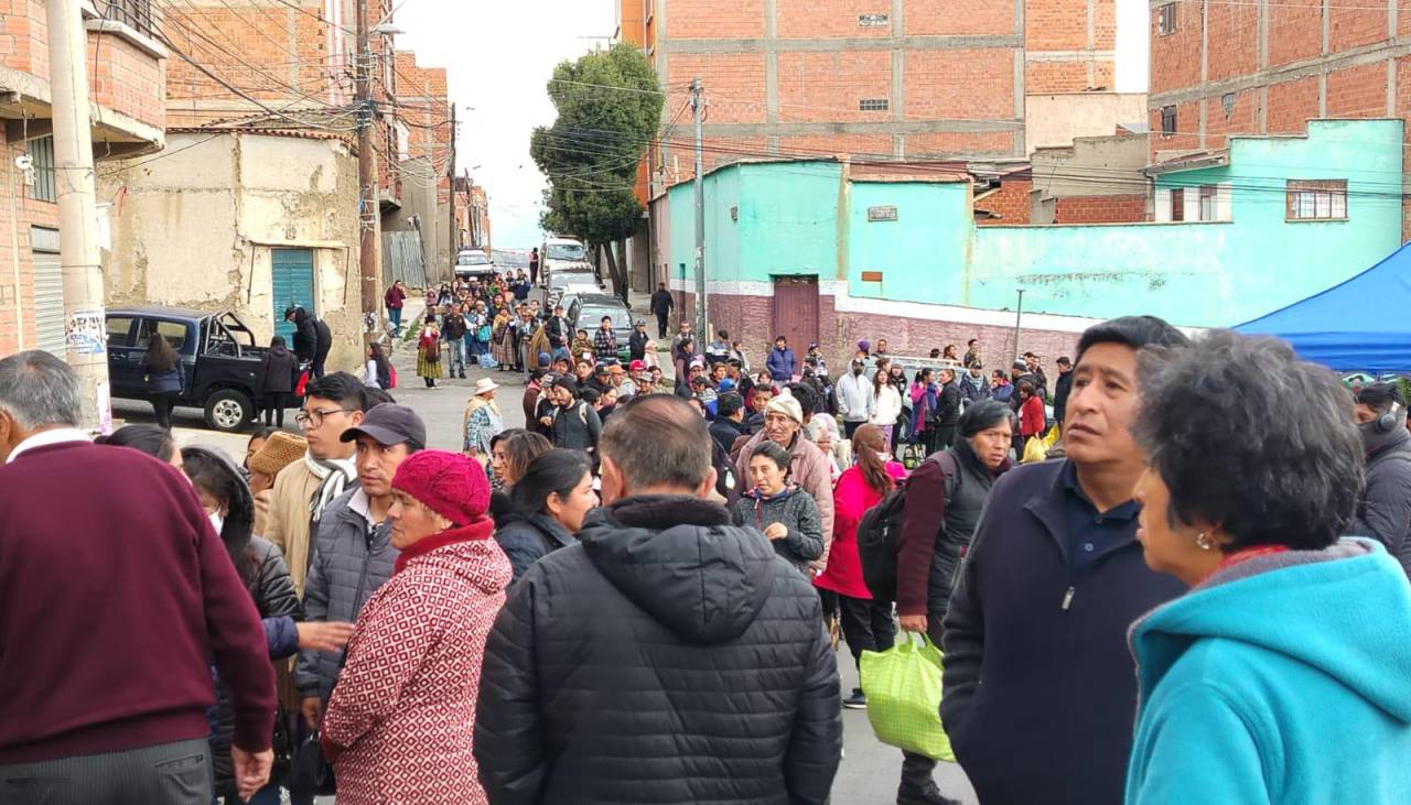 Vecinos hacen fila desde las 3 de la mañana para adquirir aceite, arroz y azúcar en Emapa, hay molestia y reclamos 