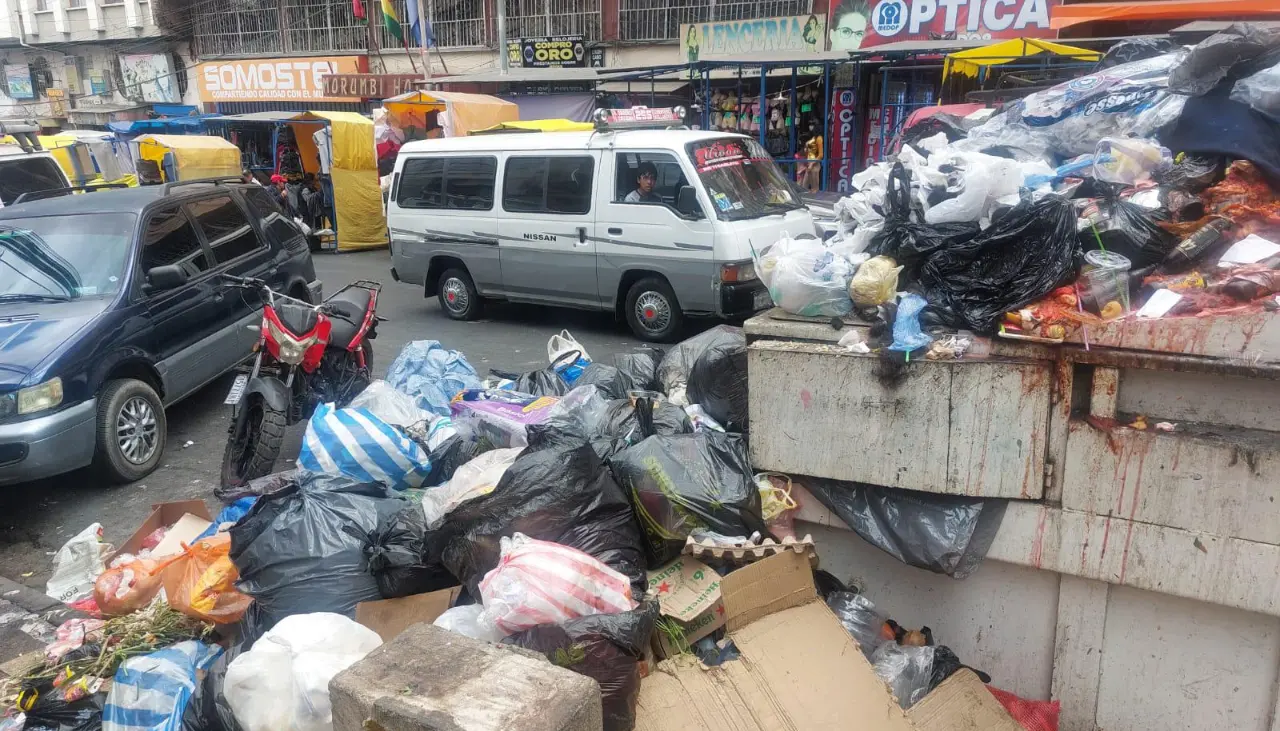 Se forman promontorios de basura en las vías de La Paz y contenedores rebalsan con desechos