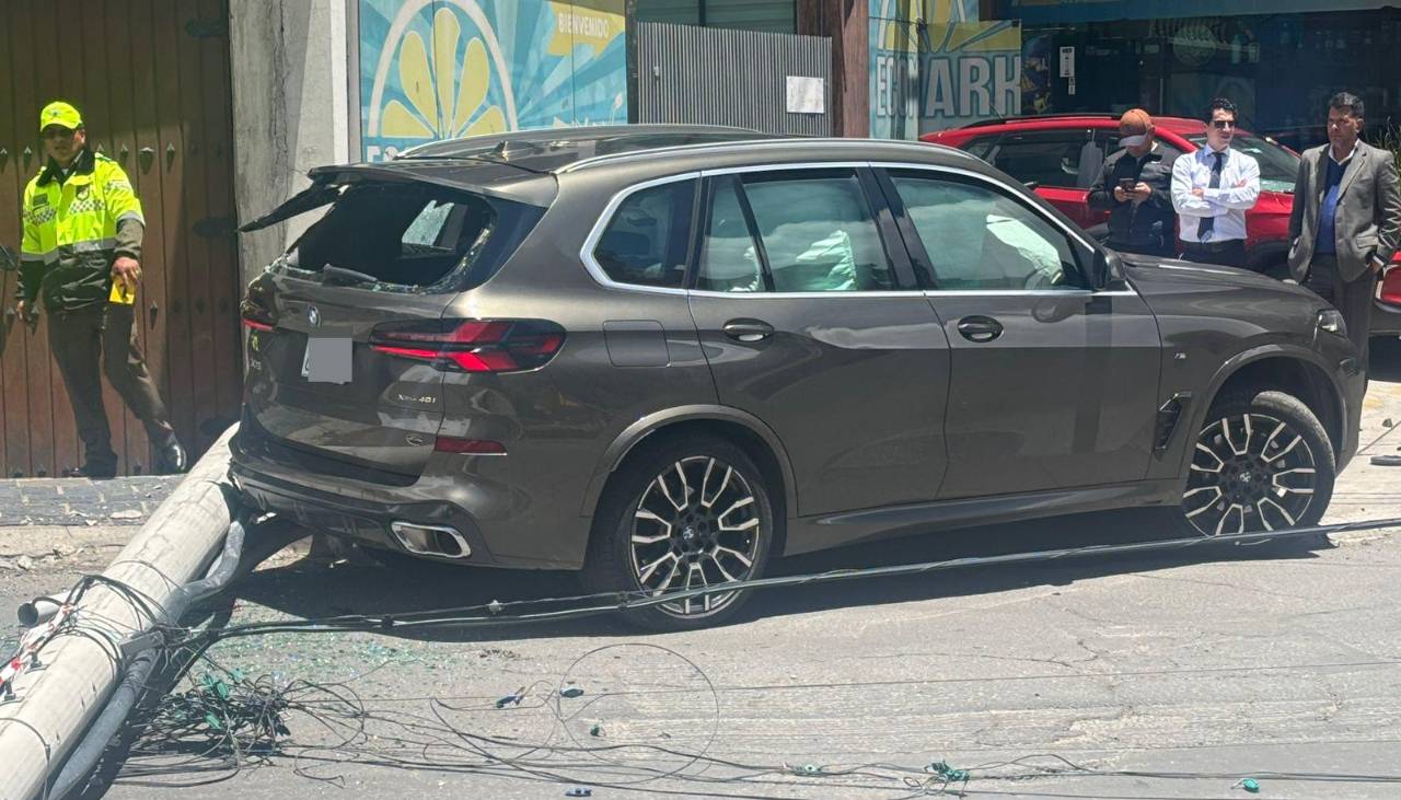 La Paz: Vagoneta choca contra un poste y deja sin energía eléctrica e intransitable una de las avenidas principales