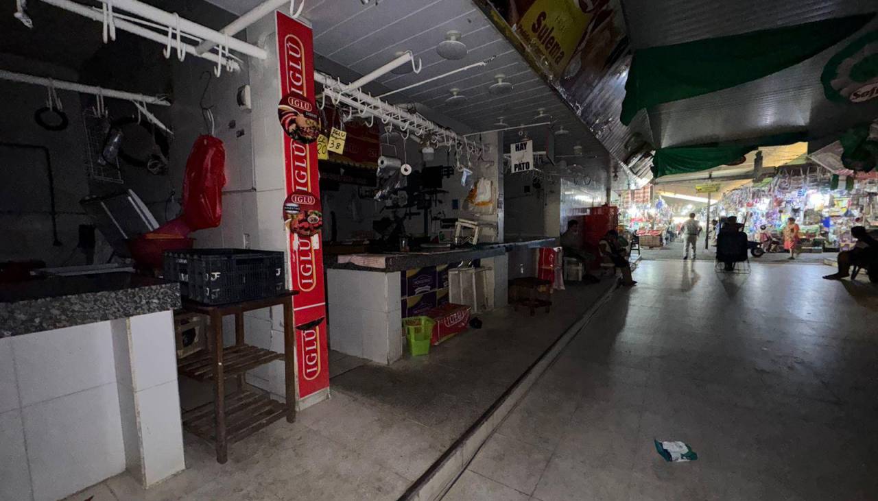 Vendedores de pollo cierran sus puestos en el antiguo mercado Abasto y dicen que entran en paro