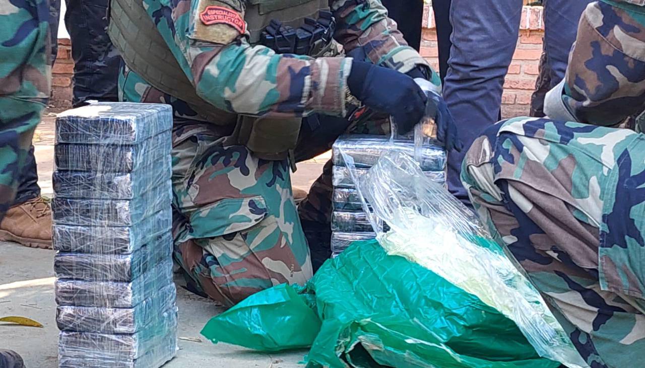 Hallan 60 paquetes de sustancias controladas abandonados en una carretera en San Ignacio de Velasco