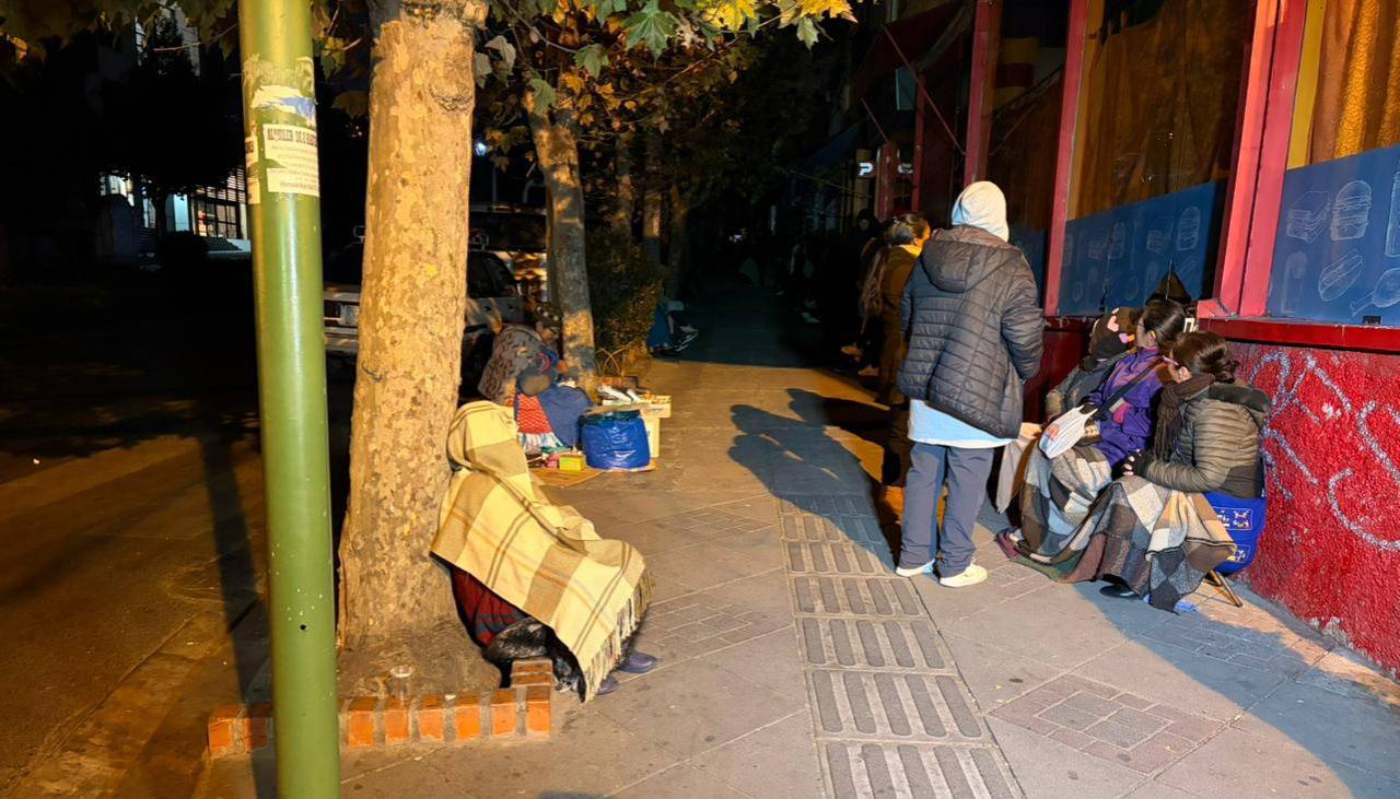 Familias duermen en puertas de Emapa por pollo y se protestan por el precio